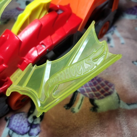 Hot Wheels City Dragon Launch Transporter - Picture 2 of 8